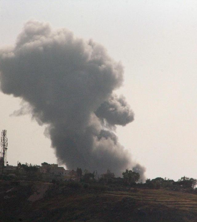 Dieses im Gebiet von Marjayoun im Südlibanon aufgenommene Bild zeigt Rauchschwaden, die auf israelische Bombardements zurückzuführen sind, welche auf das südlibanesische Dorf Kfar Tibnit abzielten