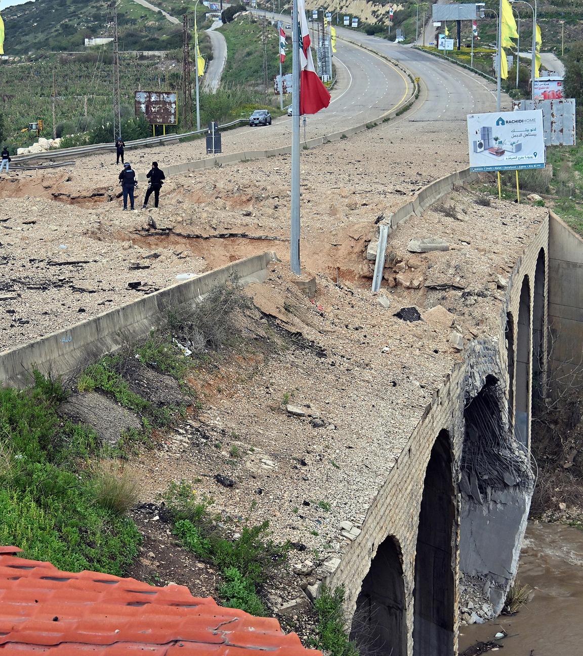Luftangriffe treffen die Qasmiya‑Brücke, einen zentralen Übergang über den Litani, der den Südlibanon mit dem Norden verbindet, aufgenommen am 23.03.2026 