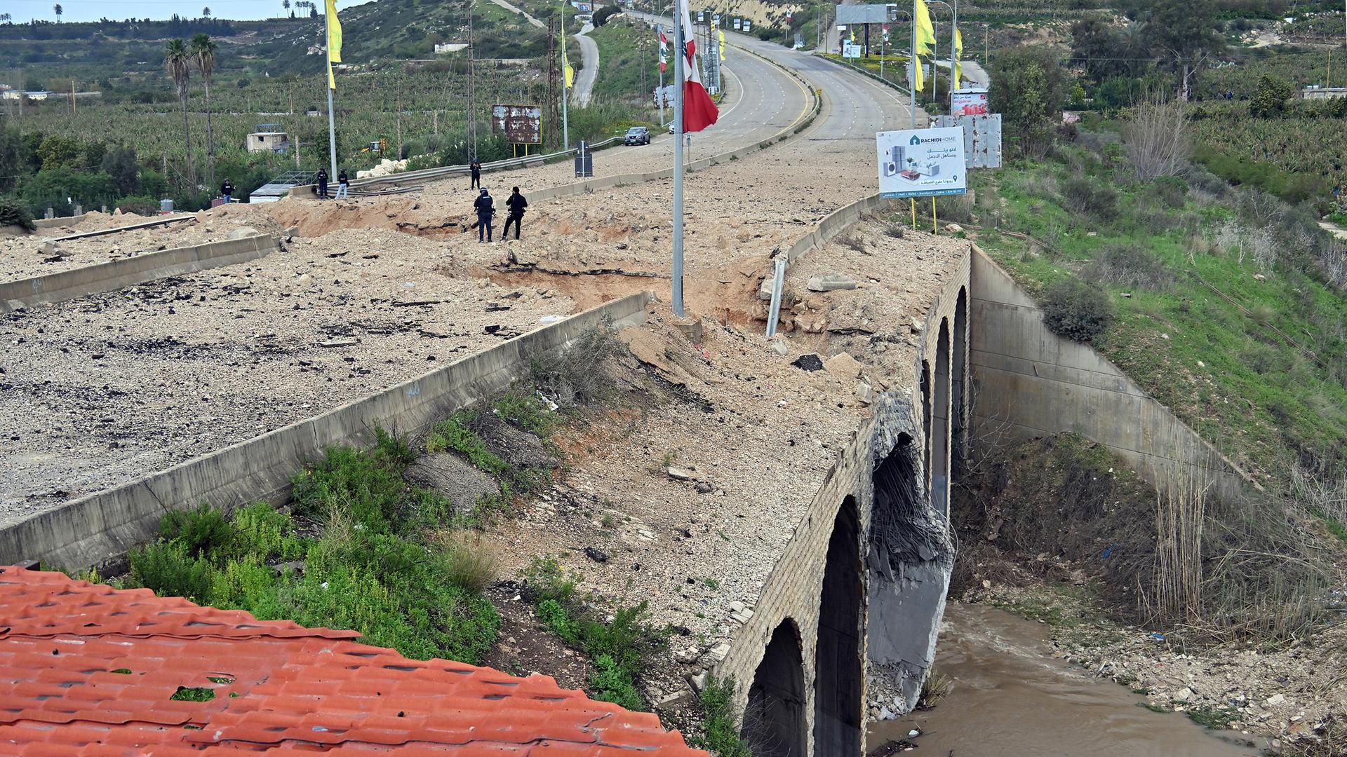Luftangriffe treffen die Qasmiya‑Brücke, einen zentralen Übergang über den Litani, der den Südlibanon mit dem Norden verbindet, aufgenommen am 23.03.2026 