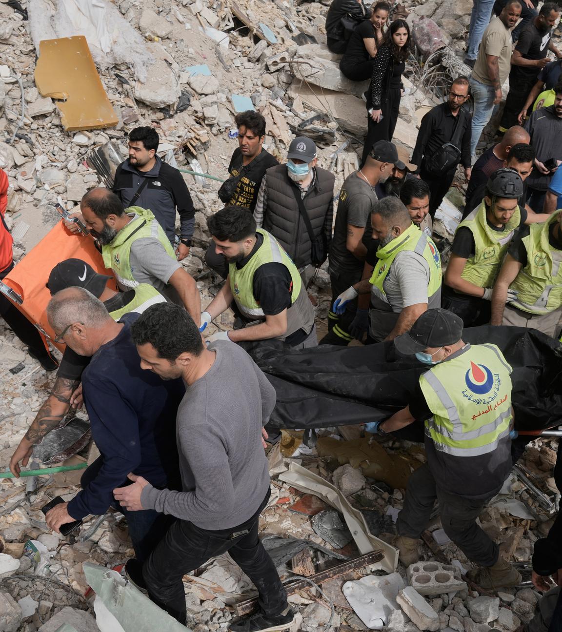 Rettungskräfte tragen eine Leiche aus den Trümmern eines zerstörten Gebäudes, das am Donnerstag bei israelischen Luftangriffen getroffen wurde