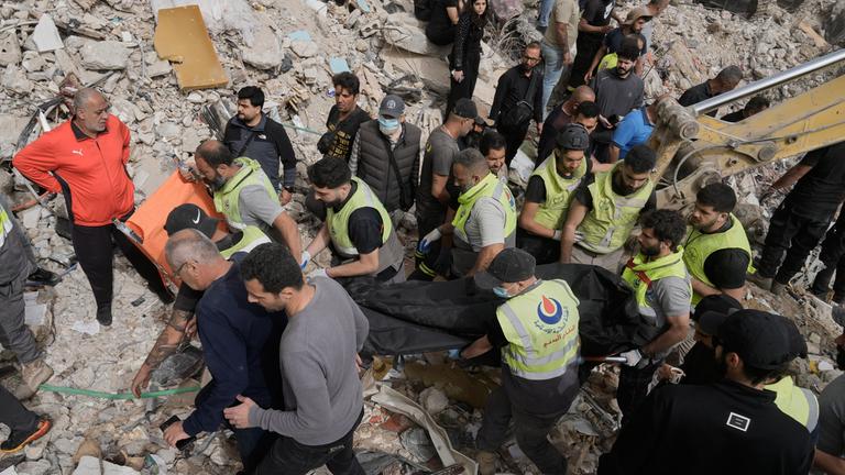 Rettungskräfte tragen eine Leiche aus den Trümmern eines zerstörten Gebäudes, das am Donnerstag bei israelischen Luftangriffen getroffen wurde