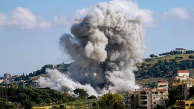 Rauch steigt auf nach einem israelischen Luftangriff auf den südlibanesischen Ort Nabatieh 25. Mai 2026.