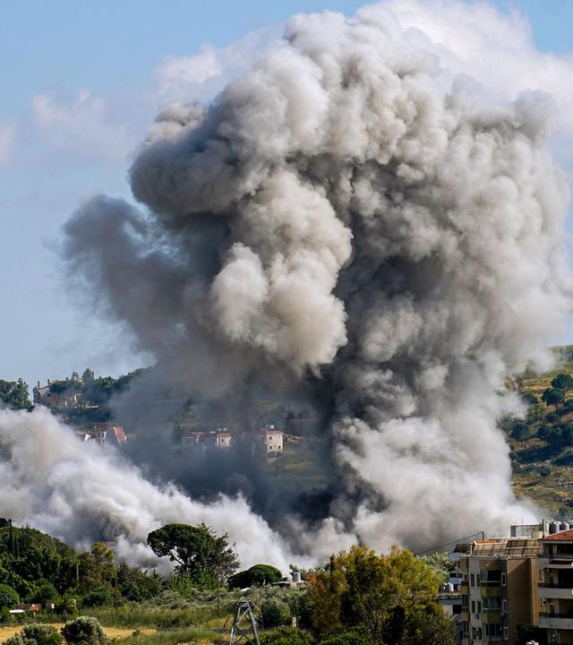 Rauch steigt auf nach einem israelischen Luftangriff auf den südlibanesischen Ort Nabatieh 25. Mai 2026.