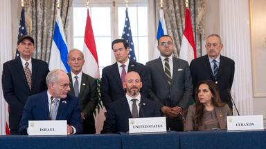 Außenminister Marco Rubio beobachtet, wie Israels Botschafter in den USA, Yechiel Leiter und Libanons Botschafter in den USA, Nada Hamadeh ein Rahmenabkommen zur Beendigung der Kämpfe unterzeichnen.