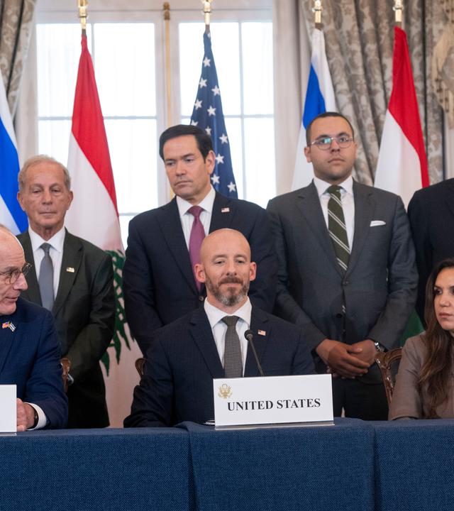 Außenminister Marco Rubio beobachtet, wie Israels Botschafter in den USA, Yechiel Leiter und Libanons Botschafter in den USA, Nada Hamadeh ein Rahmenabkommen zur Beendigung der Kämpfe unterzeichnen.