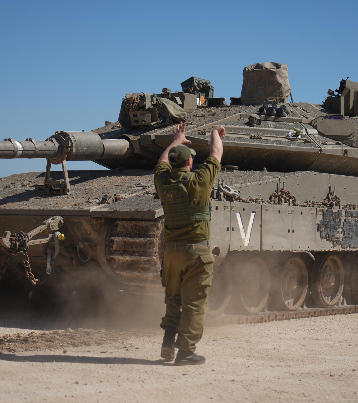  Ein israelischer Soldat steht vor einem Panzer.