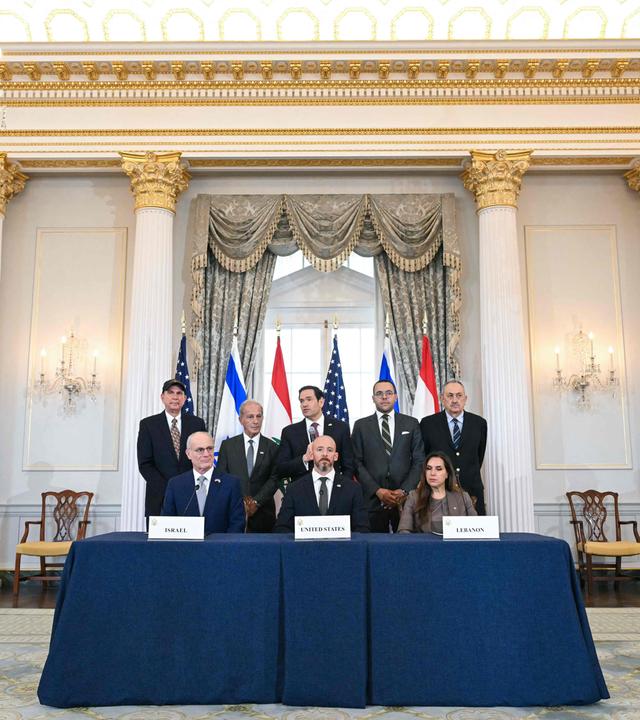 US-Außenminister Marco Rubio (Mitte, hinten) spricht während einer Unterzeichnungszeremonie, die er gemeinsam mit dem israelischen Botschafter in den USA, Yechiel Leiter (links, erste Reihe), dem Stabschef des Außenministeriums, Daniel Holler (Mitte, erste Reihe), und der libanesischen Botschafterin in den USA, Nada Hamadeh, ausrichtet.