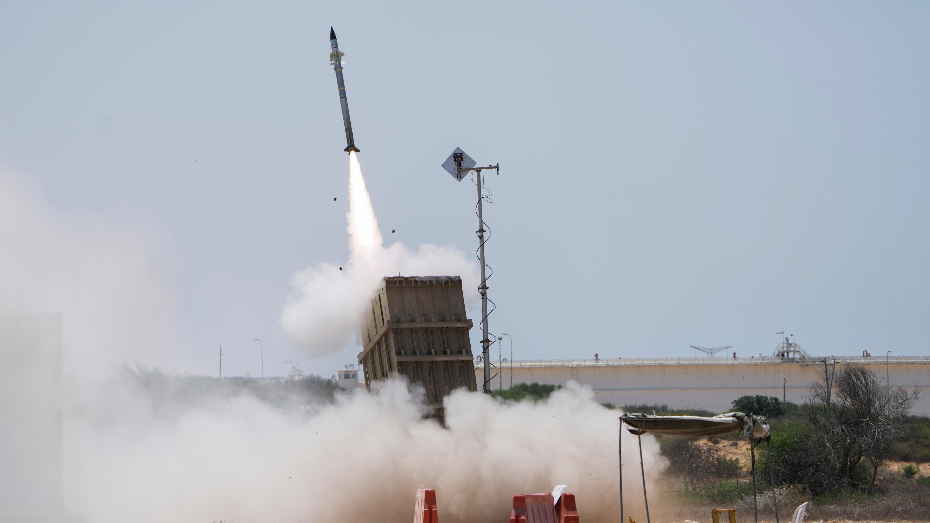 Ein israelischer Soldat geht in Deckung, als die israelische Raketenabwehr 'Iron Dome' startet, um eine aus dem Gazastreifen abgefeuerte Rakete abzufangen.