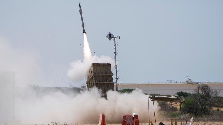 Ein israelischer Soldat geht in Deckung, als die israelische Raketenabwehr 'Iron Dome' startet, um eine aus dem Gazastreifen abgefeuerte Rakete abzufangen.
