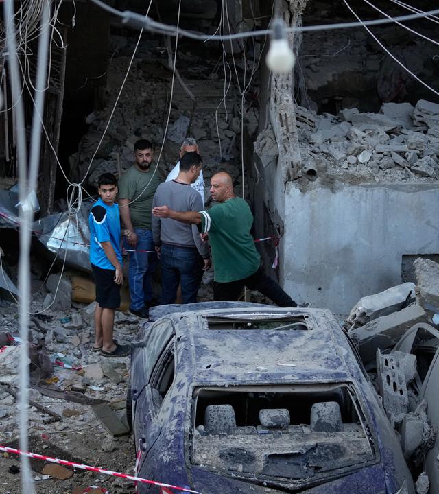 28.05.2026, Libanon, Sidon: Menschen versammeln sich vor einer zerstörten Wohnung, die bei einem israelischen Luftangriff in der südlichen Hafenstadt Sidon getroffen wurde.
