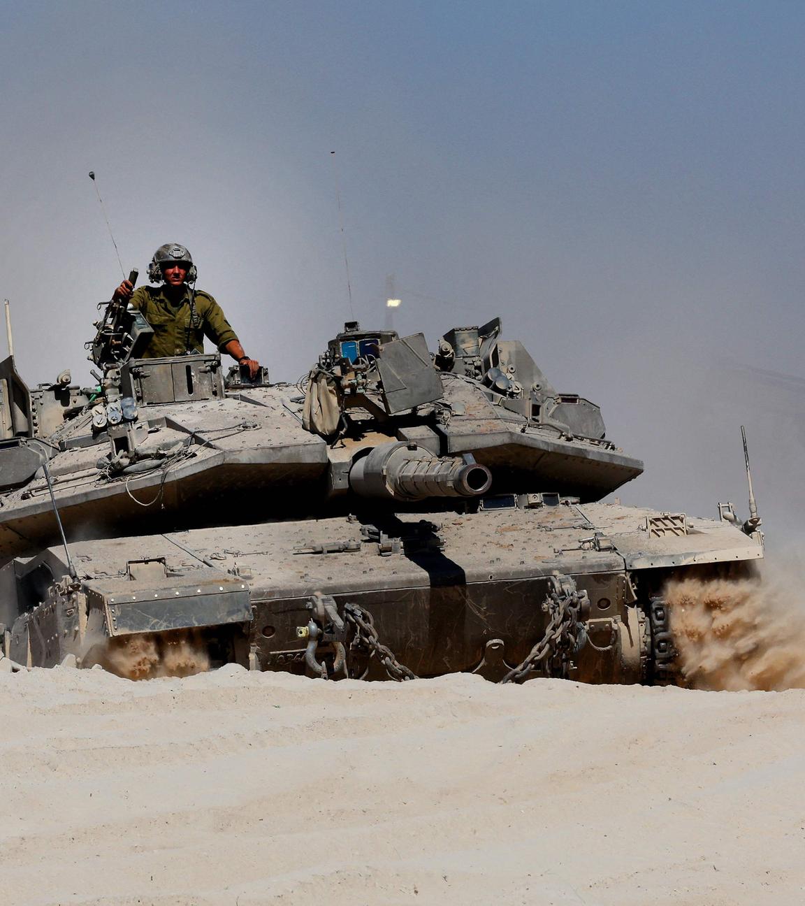 Ein israelischer Panzer fährt in Position nahe der Grenze zum Gazastreifen.