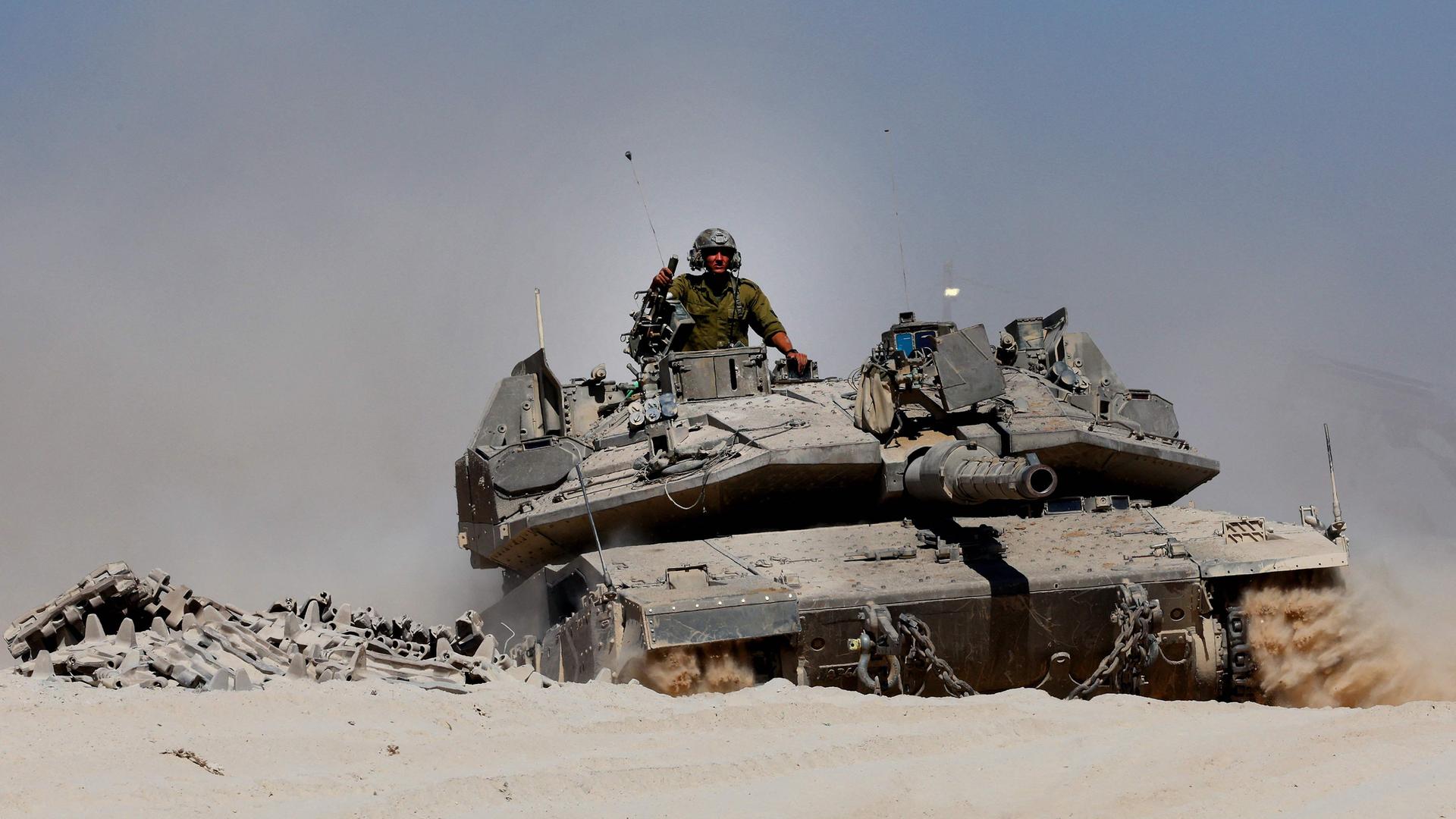 Ein israelischer Panzer fährt in Position nahe der Grenze zum Gazastreifen.