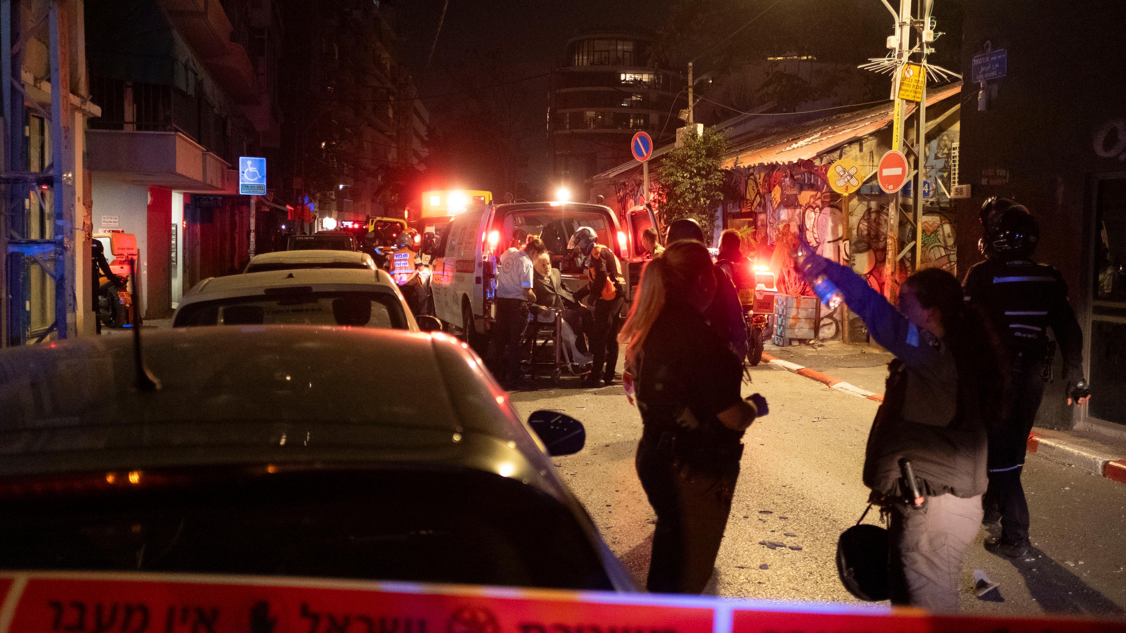 In Tel Aviv transportiert ein Krankenwagen eine Person ab, die durch eine aus dem Gazastreifen abgefeuerte Rakete verletzt wurde.
