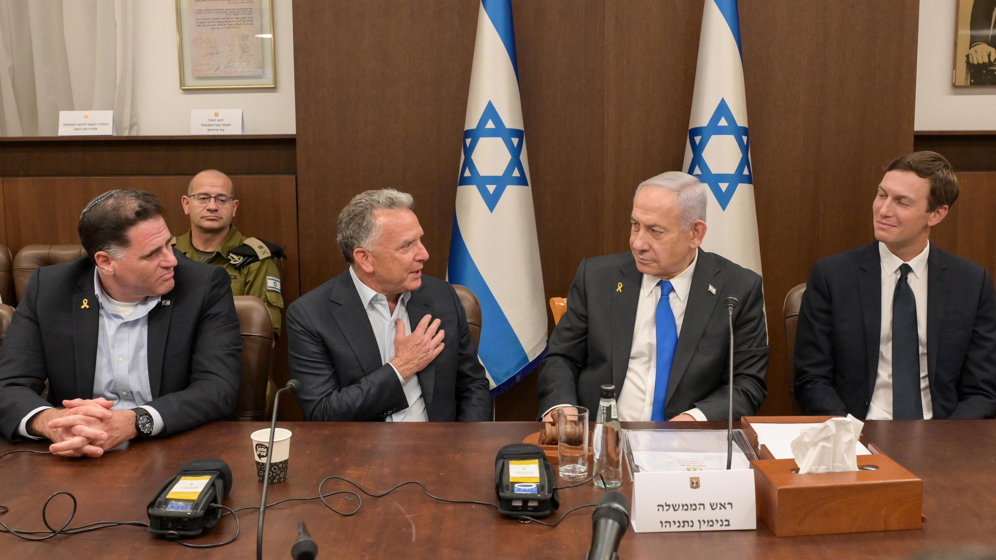 er israelische Premierminister Benjamin Netanyahu (2-r) trifft sich mit dem Sondergesandten von US-Präsident Trump für den Nahen Osten, Steve Witkoff (2-l), dem Schwiegersohn des Präsidenten, Jared Kushner (l), und Minister Ron Dermer (r), die an der israelischen Kabinettssitzung in Jerusalem 
