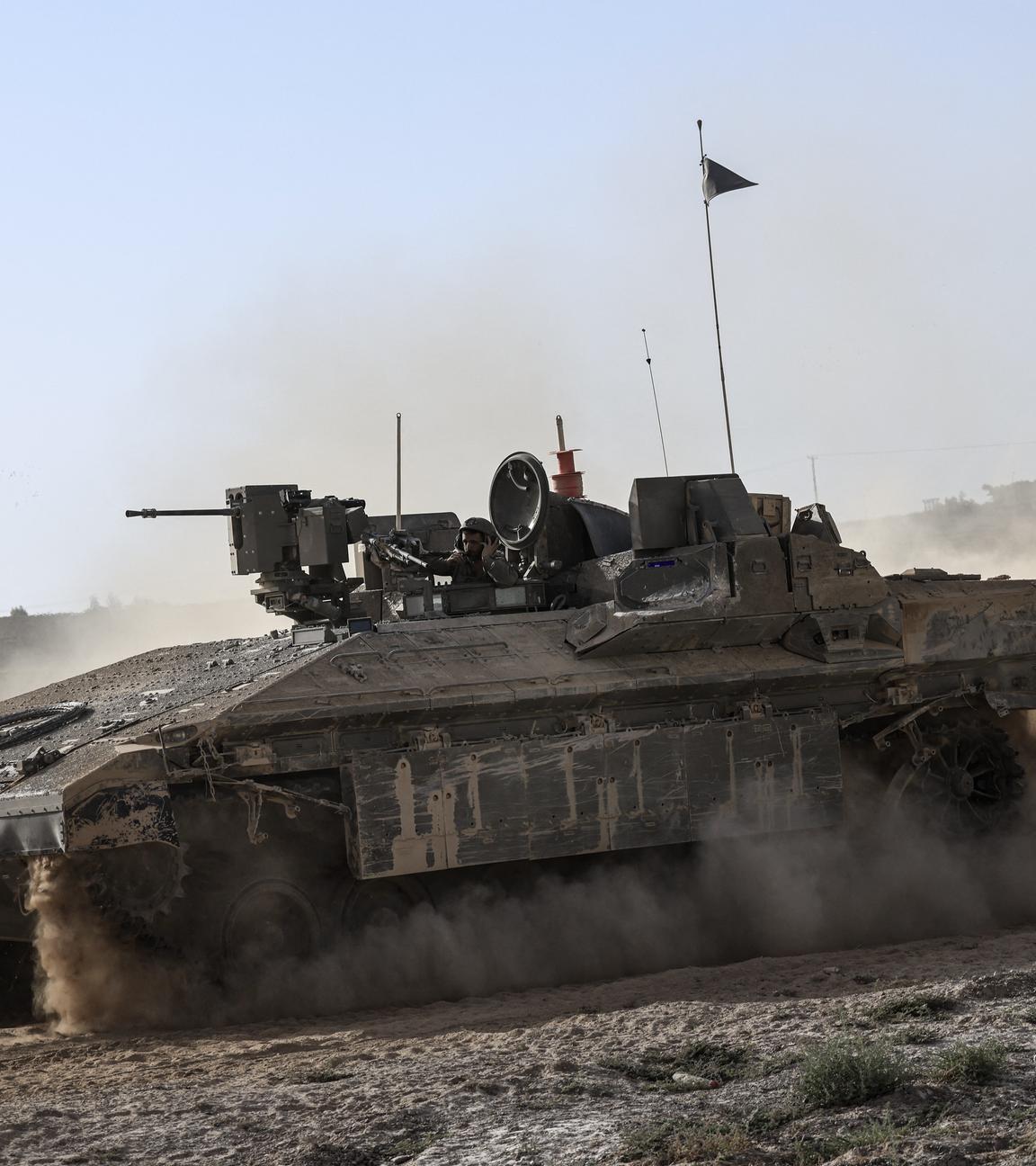 Eine israelische Panzer- und ein gepanzertes Fahrzeug sind am 21. September 2025 an der Grenze zwischen Israel und Gaza zu sehen.