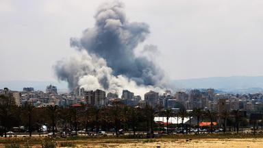 Libanon: Tyre: Rauch steigt über Tyre nach israelischen Angriffen auf. 