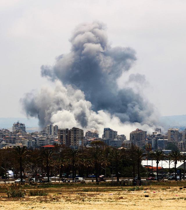 Libanon: Tyre: Rauch steigt über Tyre nach israelischen Angriffen auf. 