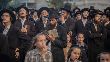  Israelische ultraorthodoxe Juden nehmen an einem Protest gegen die IDF-Einberufung teil.