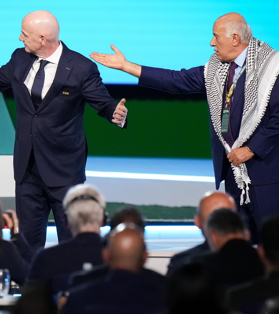 Der Chef des palästinensischen Fußball-Verbandes Jibril Rajoub (rechts) deutet auf Basim Sheikh Suliman, Chef des israelischen Verbandes. In der Mitte versucht FIFA-Präsident Gianni Infantino zu beschwichtigen.