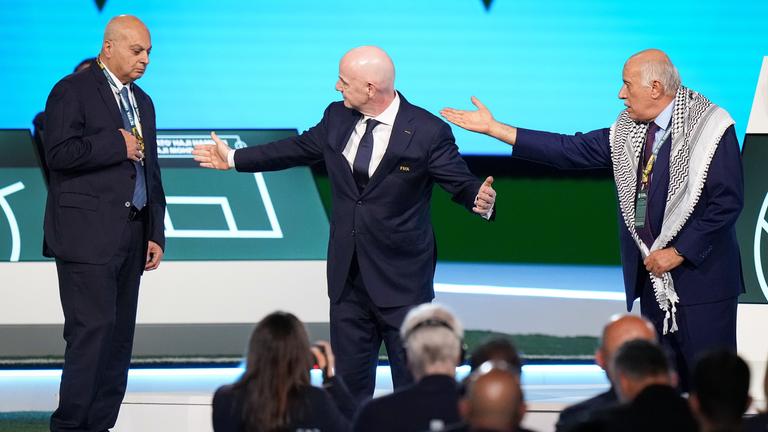 Der Chef des palästinensischen Fußball-Verbandes Jibril Rajoub (rechts) deutet auf Basim Sheikh Suliman, Chef des israelischen Verbandes. In der Mitte versucht FIFA-Präsident Gianni Infantino zu beschwichtigen.