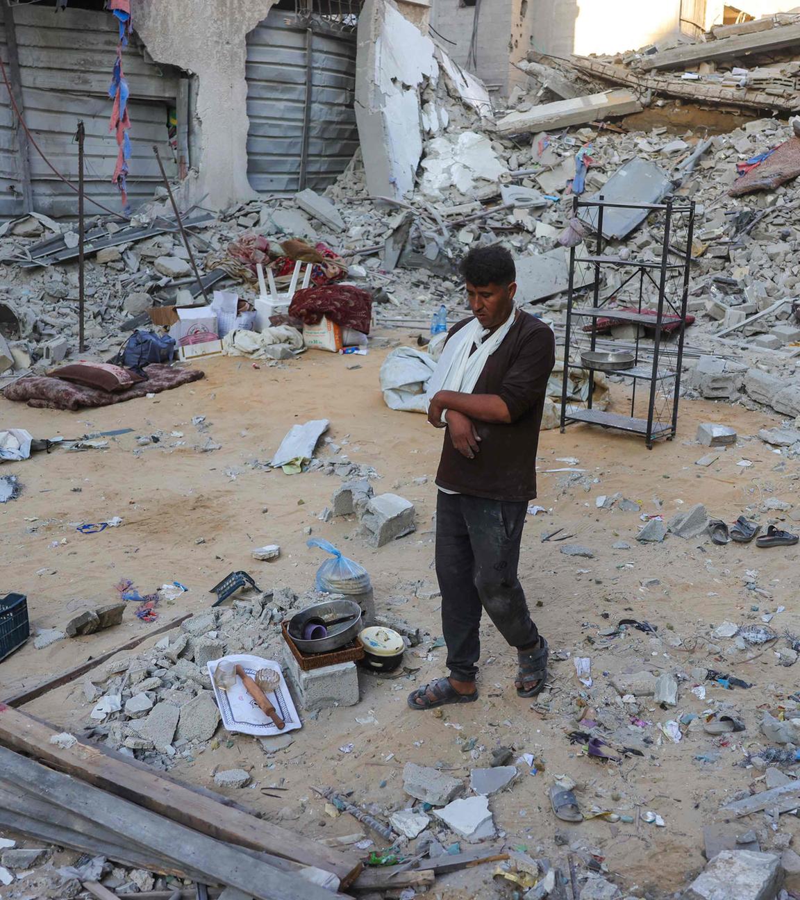 Ein Mann geht durch die Trümmer eines Hauses, das bei einem israelischen Angriff in Khan Yunis im südlichen Gazastreifen am 29. Oktober 2025 zerstört wurde