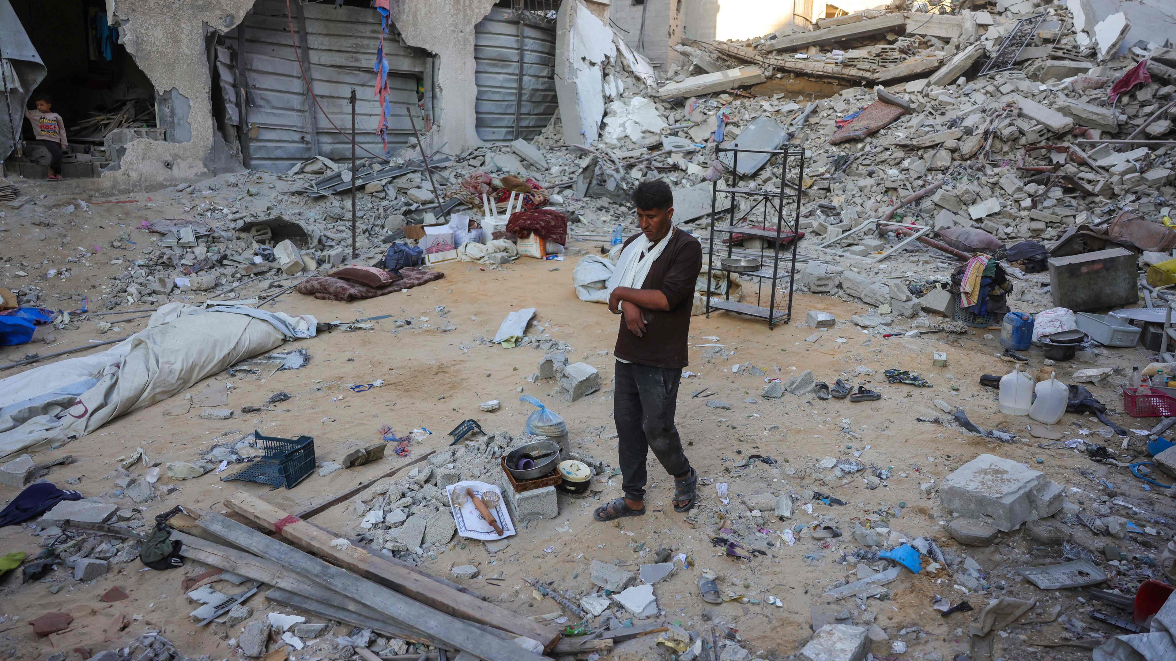 Ein Mann geht durch die Trümmer eines Hauses, das bei einem israelischen Angriff in Khan Yunis im südlichen Gazastreifen am 29. Oktober 2025 zerstört wurde