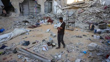 Ein Mann geht durch die Trümmer eines Hauses, das bei einem israelischen Angriff in Khan Yunis im südlichen Gazastreifen am 29. Oktober 2025 zerstört wurde