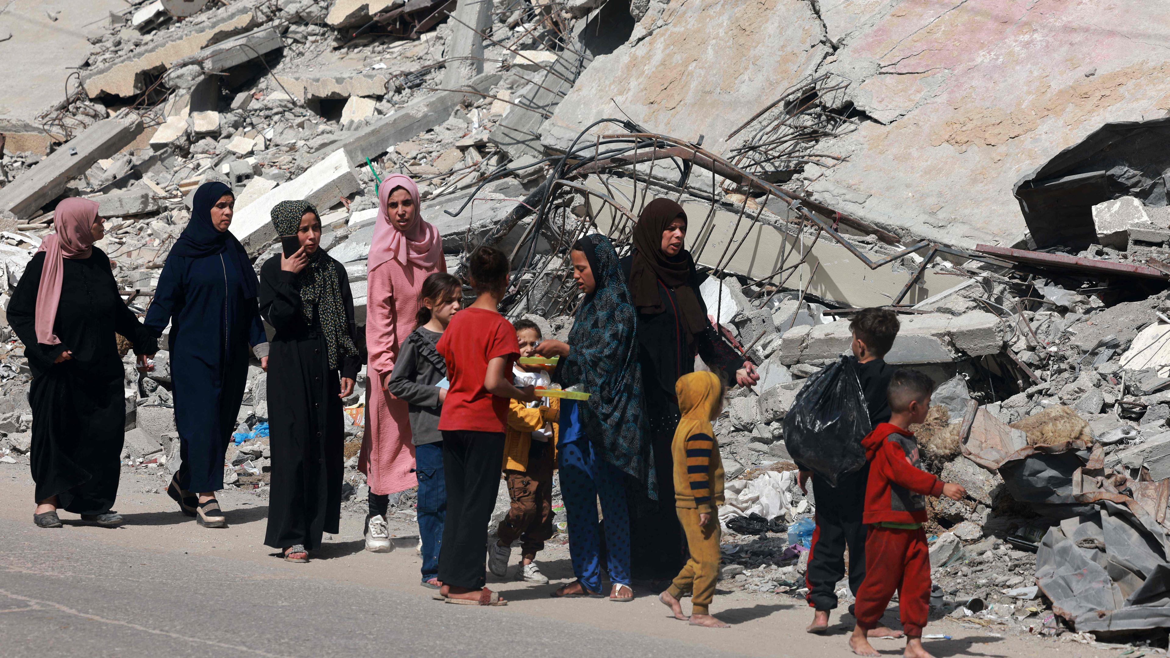 Palästinensische Frauen und Kinder gehen im südlichen Gazastreifen spazieren, aufgenommen am 31.03.2024