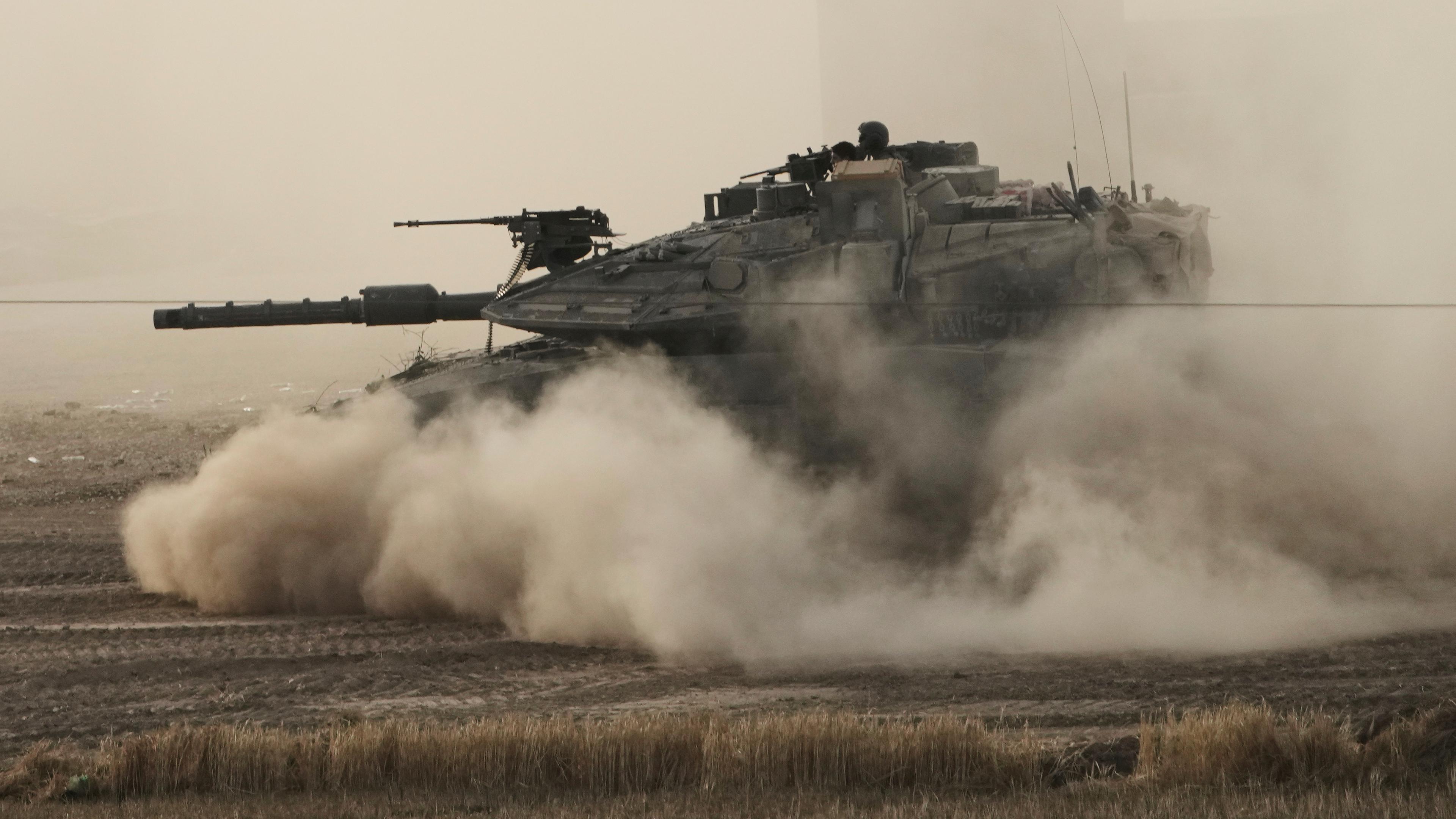 Ein israelischer Panzer fährt im Süden Israels nahe der Grenze zum Gazastreifen.