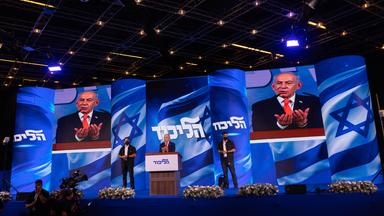 28.10.2026, Israel, Jerusalem: Der israelische Ministerpräsident und Vorsitzende der Likud-Partei, Benjamin Netanjahu (M), spricht nach der Veröffentlichung der Ergebnisse der Wählerbefragungen zur israelischen Parlamentswahl zu seinen Anhängern bei der Wahlnachtveranstaltung der Likud-Partei im Internationalen Kongresszentrum in der Teddy Hall.