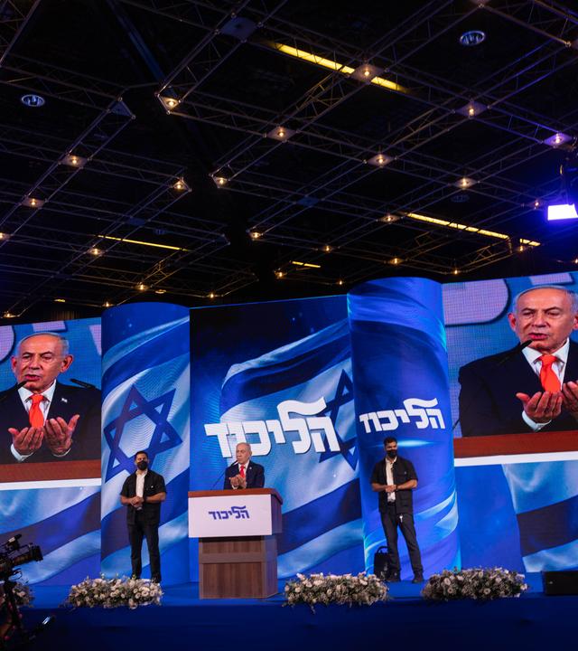 28.10.2026, Israel, Jerusalem: Der israelische Ministerpräsident und Vorsitzende der Likud-Partei, Benjamin Netanjahu (M), spricht nach der Veröffentlichung der Ergebnisse der Wählerbefragungen zur israelischen Parlamentswahl zu seinen Anhängern bei der Wahlnachtveranstaltung der Likud-Partei im Internationalen Kongresszentrum in der Teddy Hall.