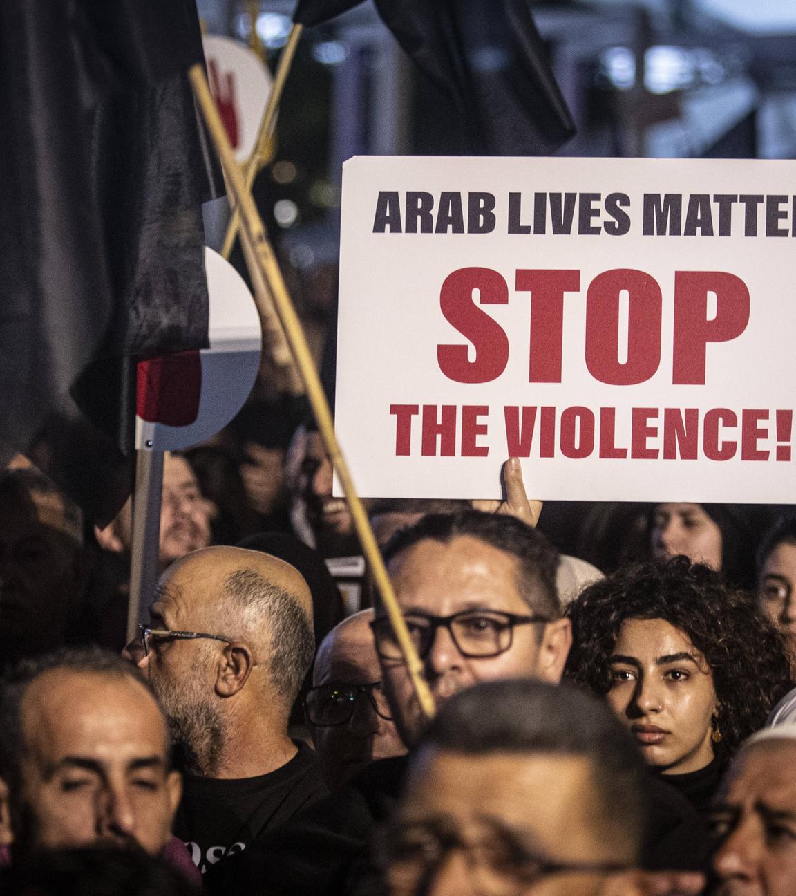 Ein Protestiernder hält ein Plakat mit der Aufschrift "Arab Lives Matter. Stop The Violence!"
