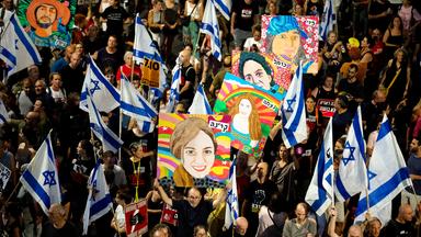 Menschen protestieren in Tel Aviv gegen die Regierung des israelischen Ministerpräsidenten Netanjahu und fordern die Freilassung von Geiseln, die im Gazastreifen von der Hamas festgehalten werden.