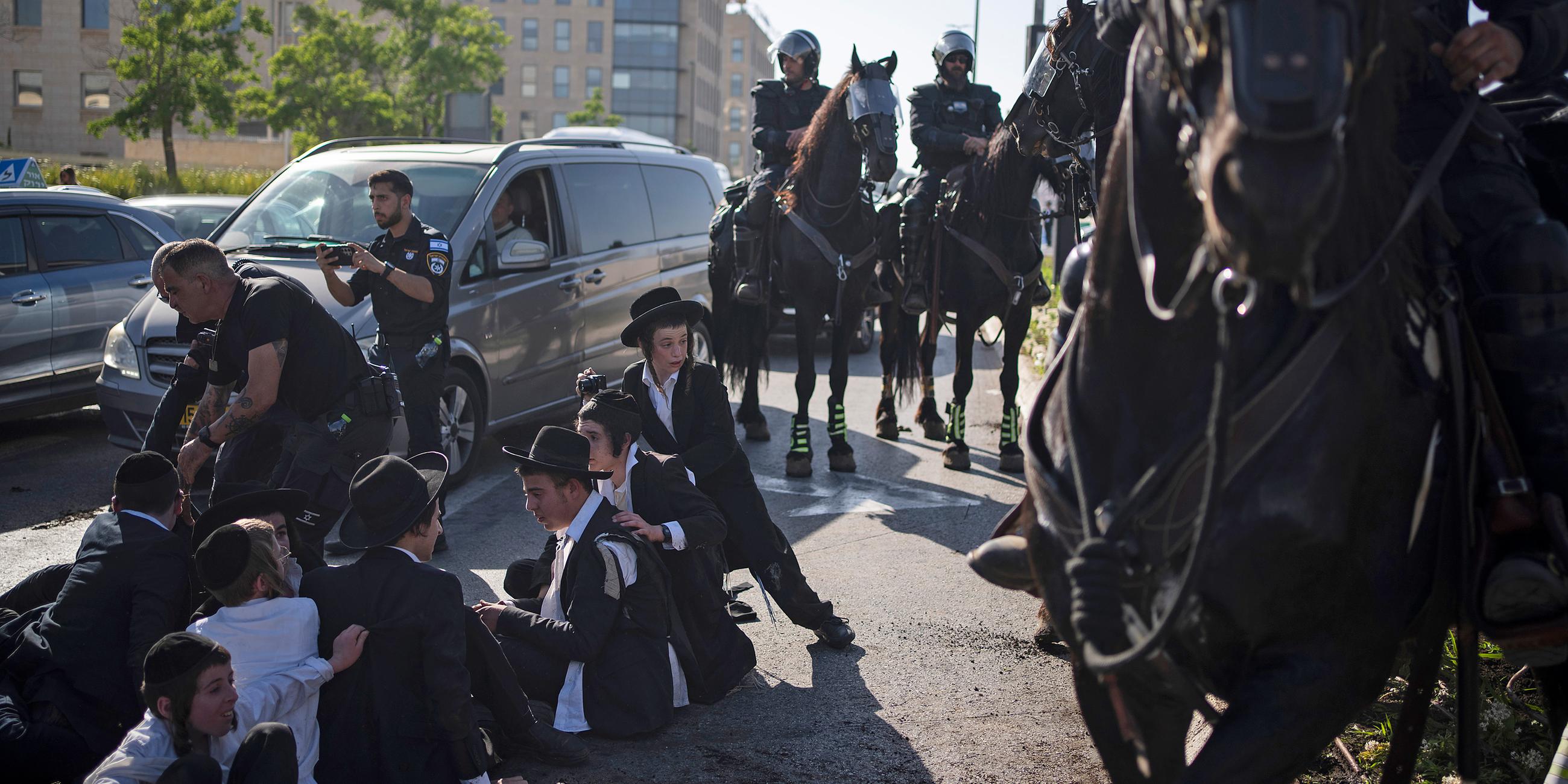 Israelische Polizisten zerstreuen ultraorthodoxe jüdische Männer und Jungen während eines Protests gegen die Rekrutierung durch die Armee in Jerusalem, aufgenommen am 02.06.2024