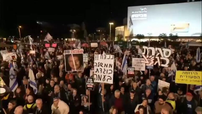 Demonstranten mit Plakaten bei Protesten gegen die Netanjahu-Regierung