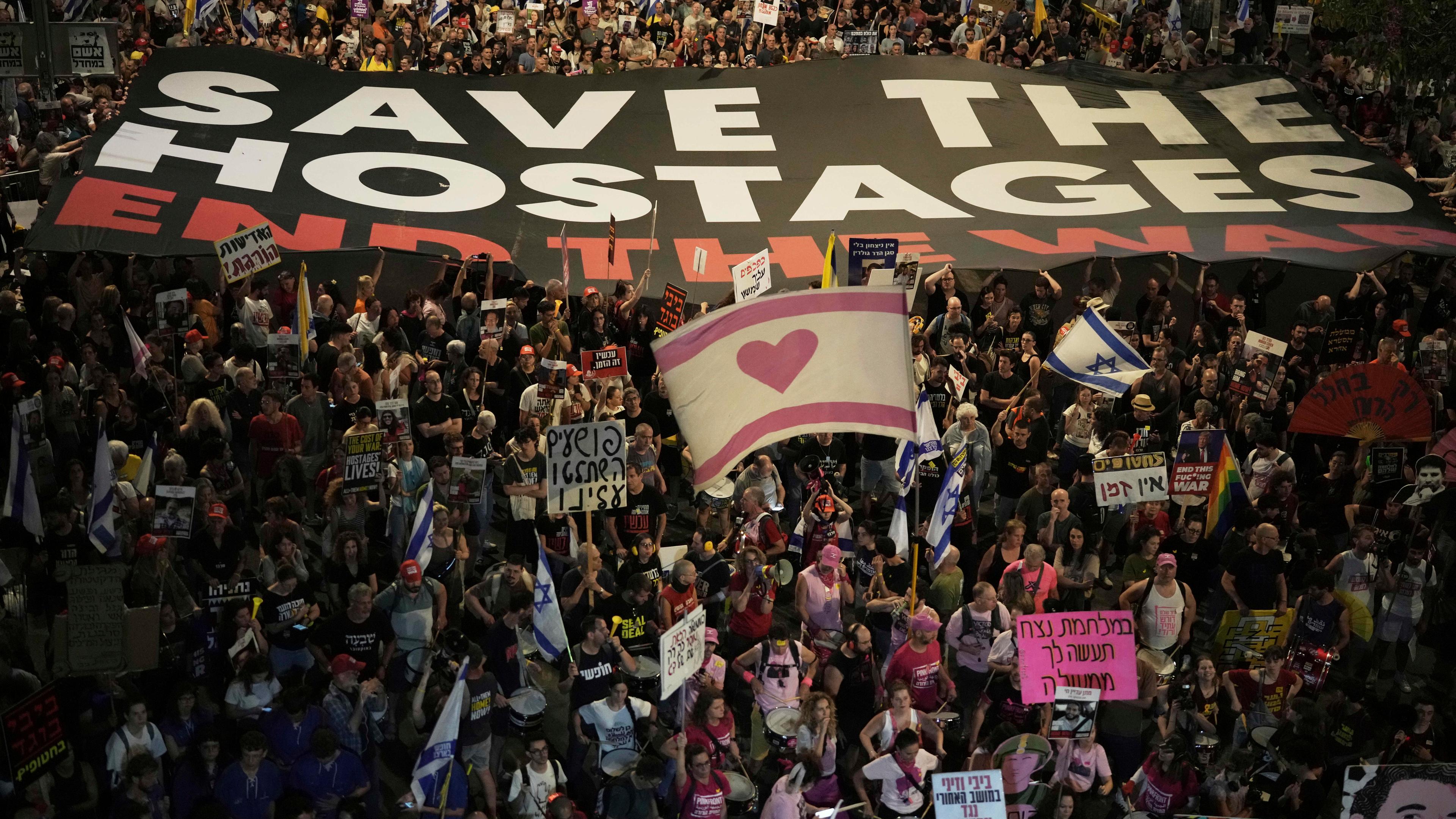 Menschen protestieren gegen die israelische Regierung