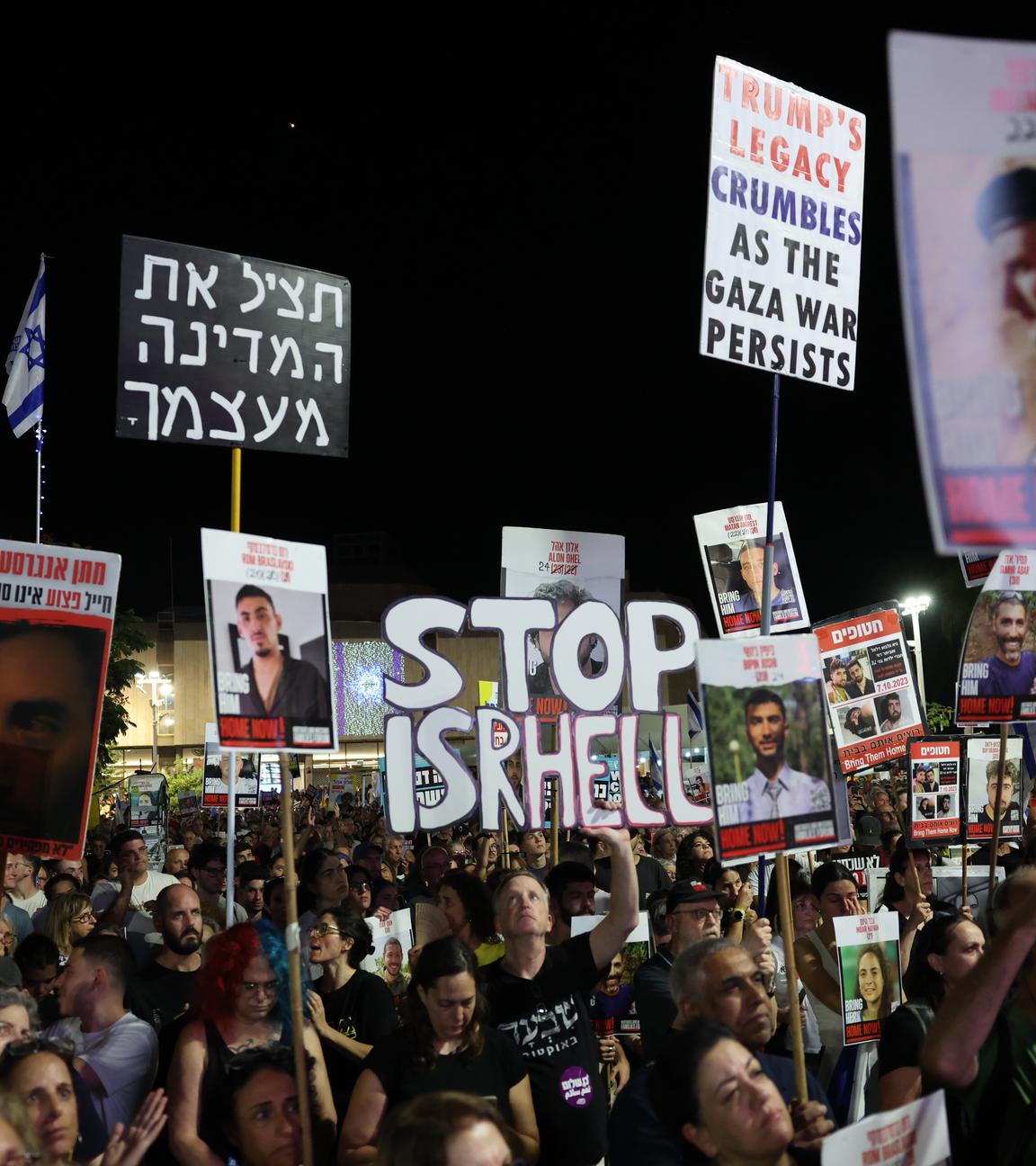 Protestierende Menschen im israelischen Tel Aviv, mit Bannern welche die Freilassung der Geiseln und ein Ende des Krieges fordern.
