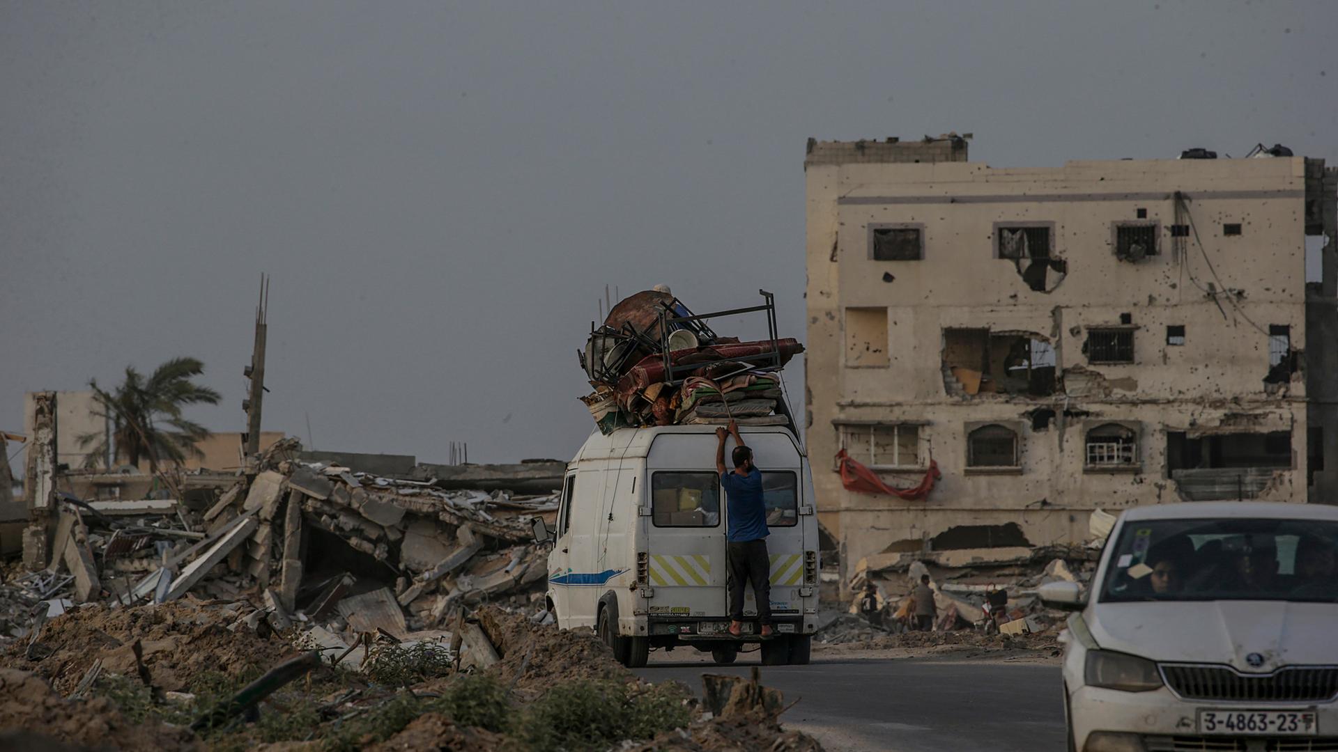 Internally displaced Palestinians leave Rafah after Israeli evacuation order