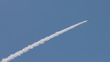 Eine Iron-Dome-Rakete vor blauem Himmel.