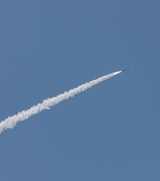 Eine Iron-Dome-Rakete vor blauem Himmel.