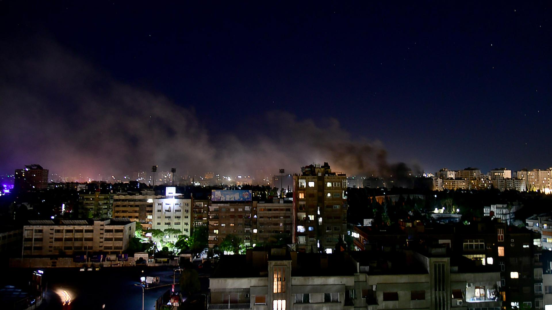 Rauch zieht über Damaskus nach einem israelischen Raketenangriff.
