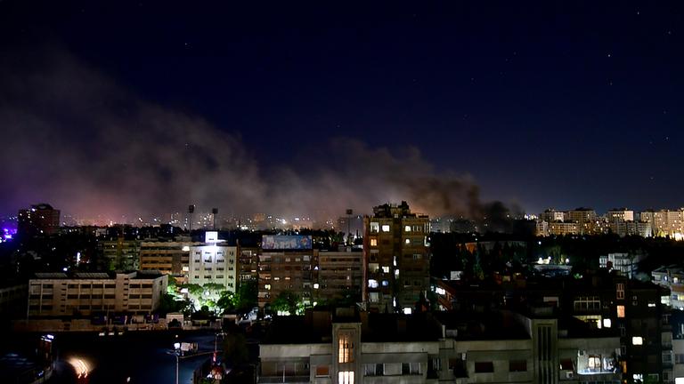 Rauch zieht über Damaskus nach einem israelischen Raketenangriff.