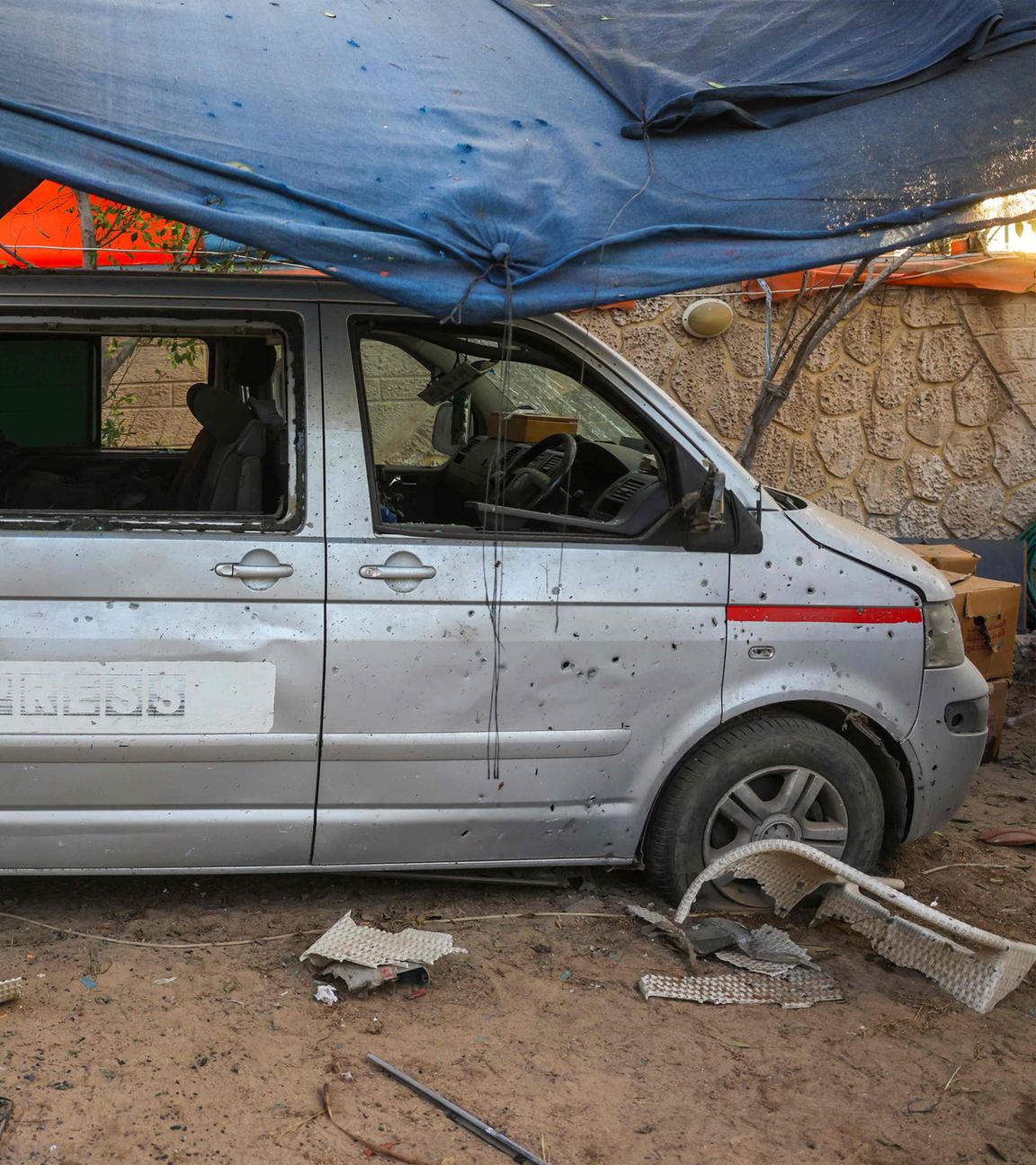Dieses Bild zeigt ein beschädigtes Fahrzeug nach einem israelischen Angriff, der Berichten zufolge am 19.10.2025 ein von Journalisten genutztes Haus in der Stadt Al-Zawayda in der Nähe von Deir al-Balah im Zentrum des Gazastreifens getroffen hat. 