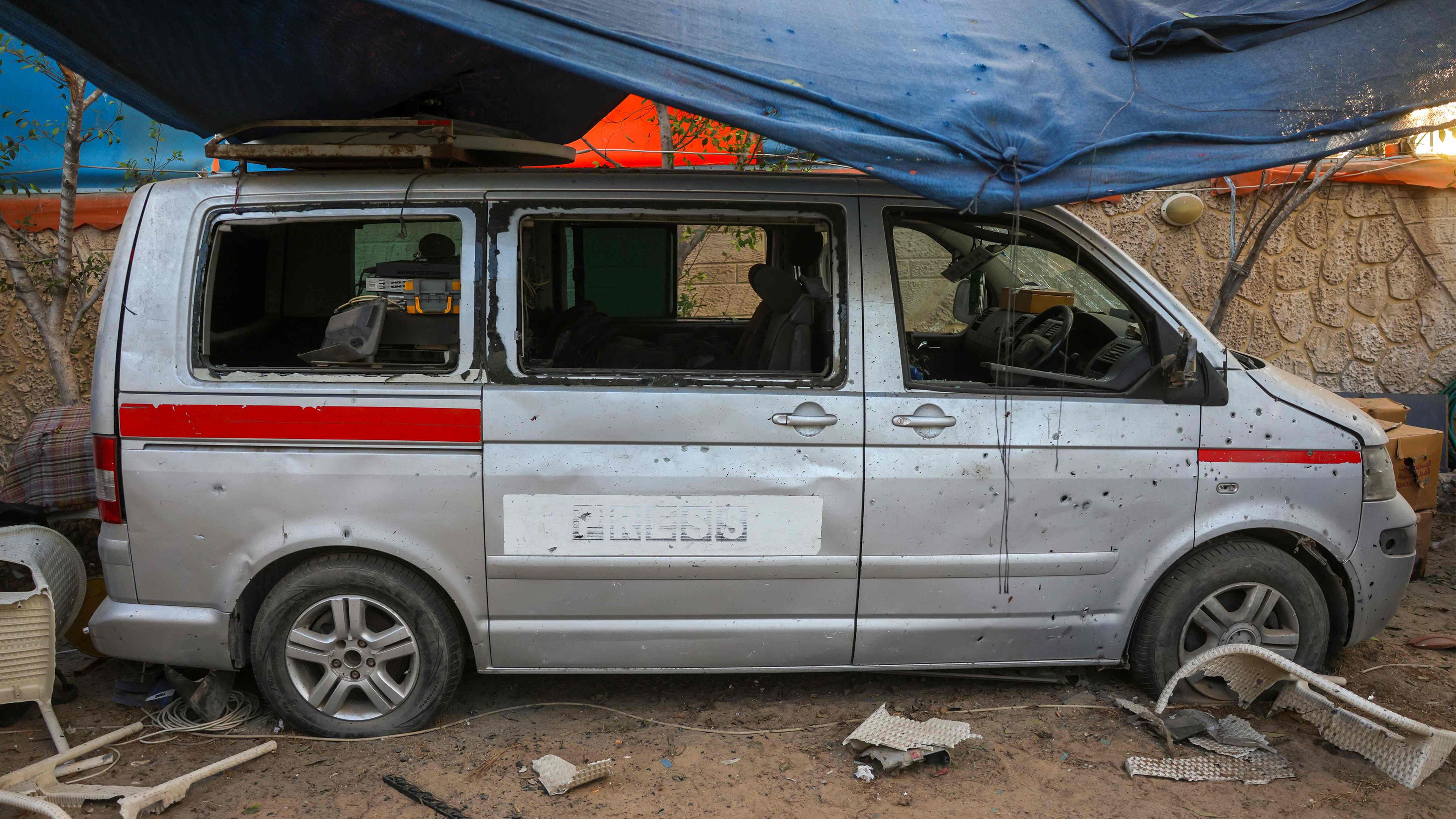 Dieses Bild zeigt ein beschädigtes Fahrzeug nach einem israelischen Angriff, der Berichten zufolge am 19.10.2025 ein von Journalisten genutztes Haus in der Stadt Al-Zawayda in der Nähe von Deir al-Balah im Zentrum des Gazastreifens getroffen hat. 