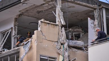Schäden an einem Wohnhaus, das von einer iranischen Rakete getroffen wurde.