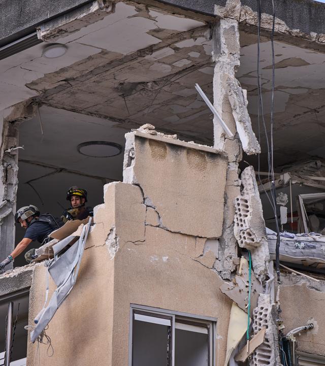 Schäden an einem Wohnhaus, das von einer iranischen Rakete getroffen wurde.