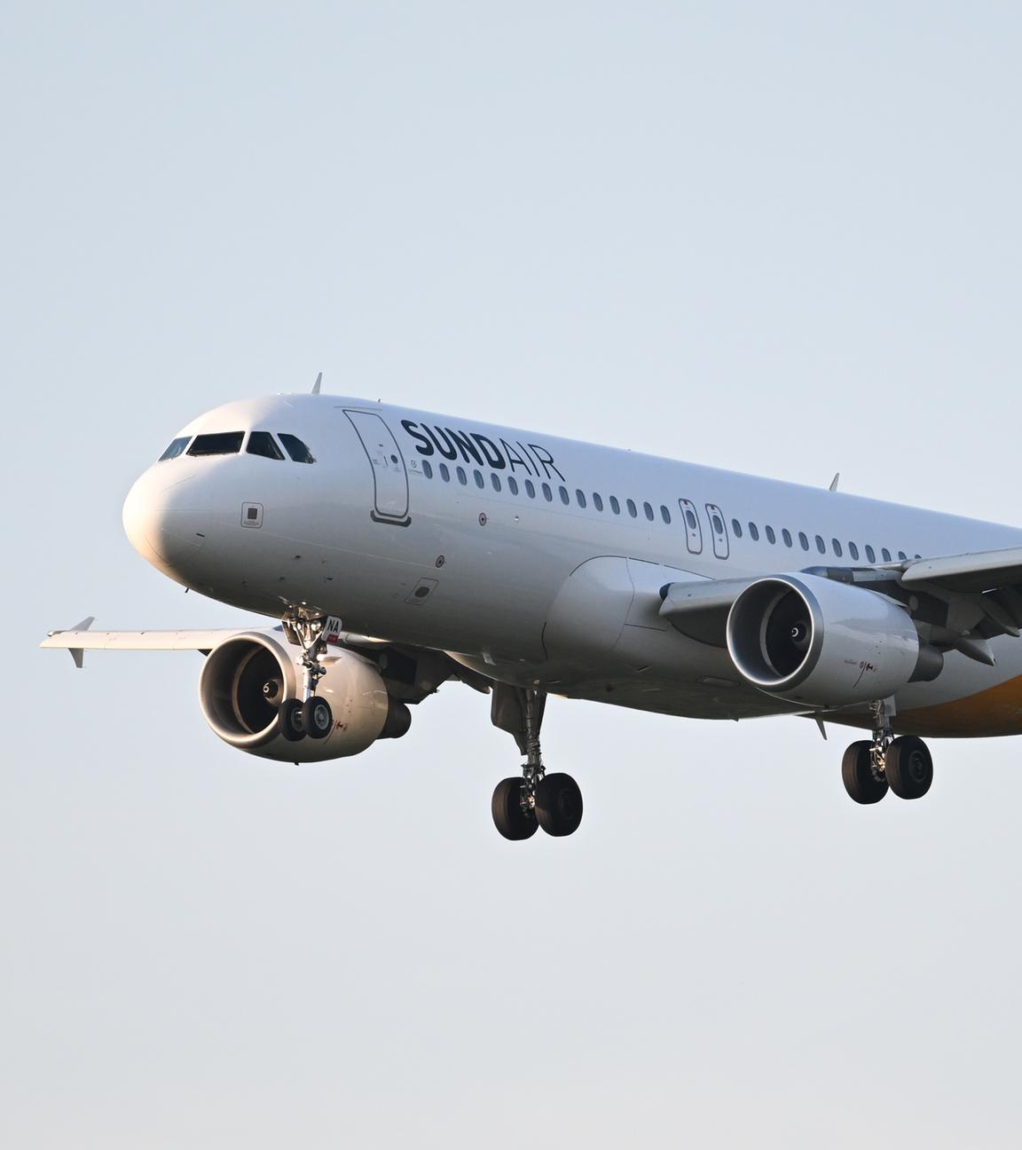 18.06.2025, Hessen, Frankfurt/Main: Ein Airbus A320 der Sundair ist im Landeanflug auf den Frankfurter Flughafen.
