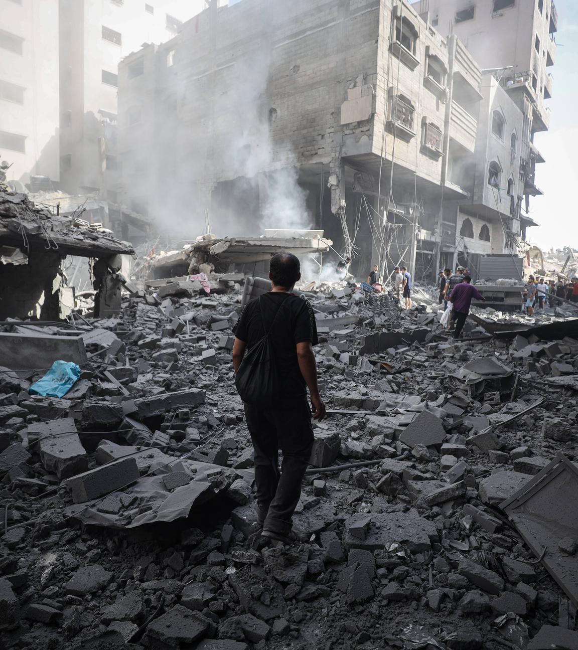 Rauch steigt zwischen Trümmern auf, nachdem Israel am 08. August 2025 das Gebiet in der Nähe der Abbas-Kreuzung im Westen von Gaza-Stadt angegriffen hat. 