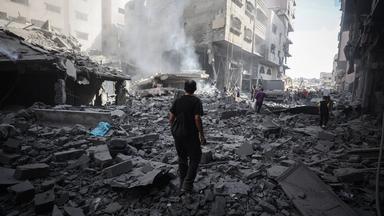 Rauch steigt zwischen Trümmern auf, nachdem Israel am 08. August 2025 das Gebiet in der Nähe der Abbas-Kreuzung im Westen von Gaza-Stadt angegriffen hat. 