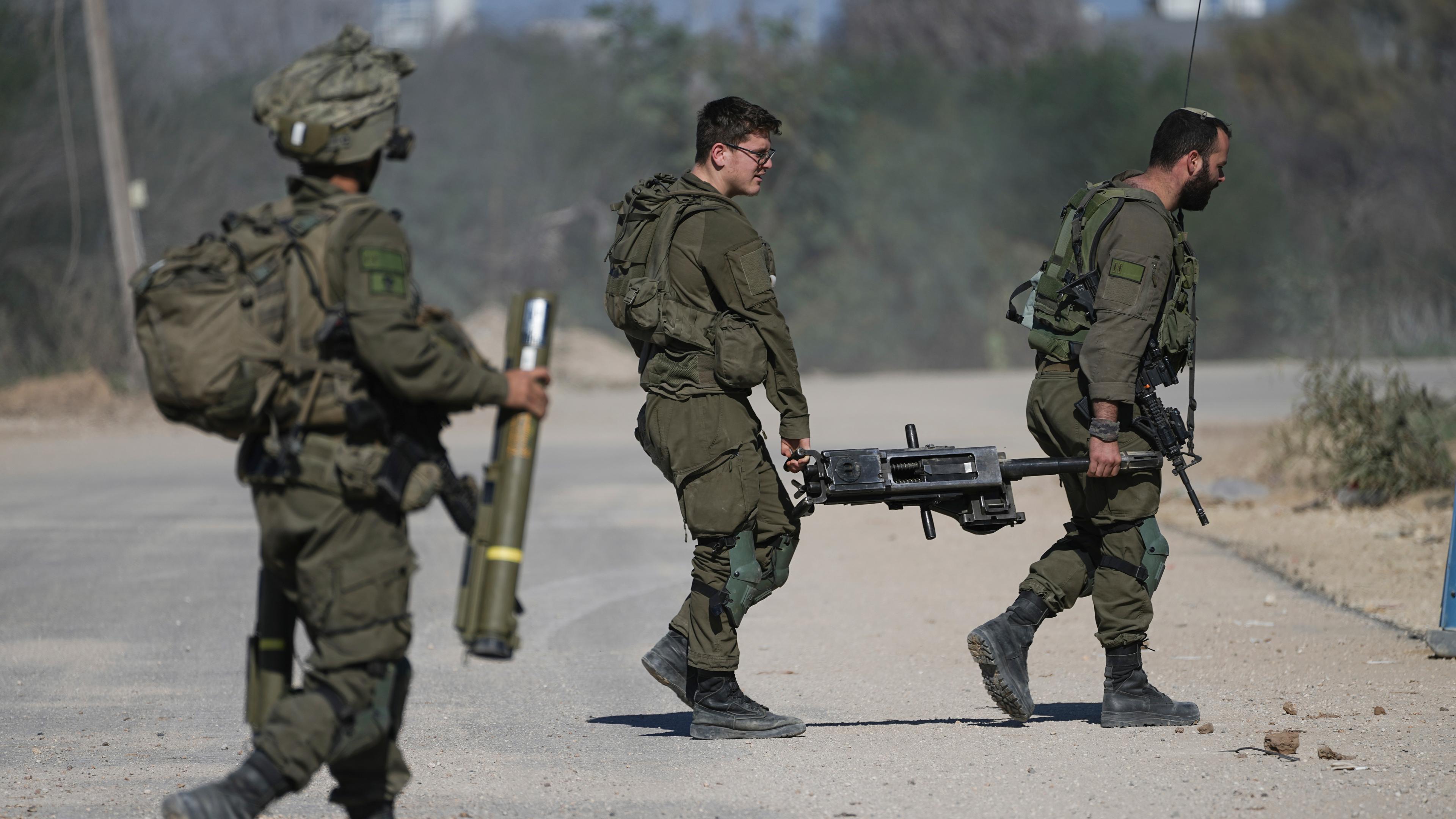 Israelische Soldaten tragen Kampfausrüstung bei ihrer Rückkehr aus dem Gazastreifen an der Grenze zwischen Israel und Gaza.